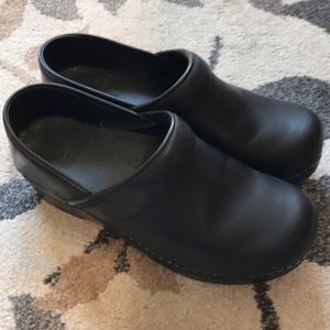 Black Dansko’s. Size 37. Great condition.